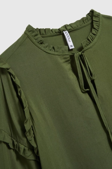 Koszula z falbanami na rękawach i wiązaniem na dekolcie khaki 