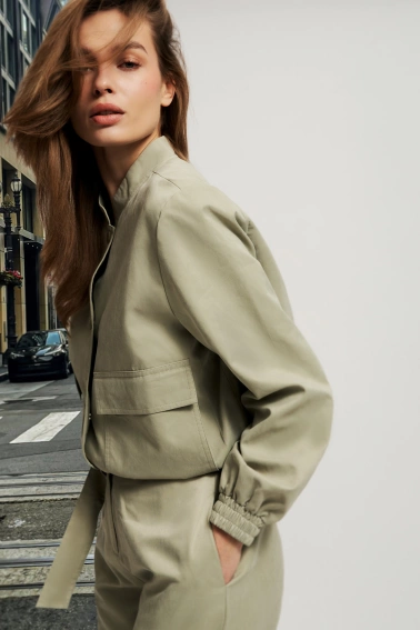 Kurtka bomberka z kieszeniami oliwkowa