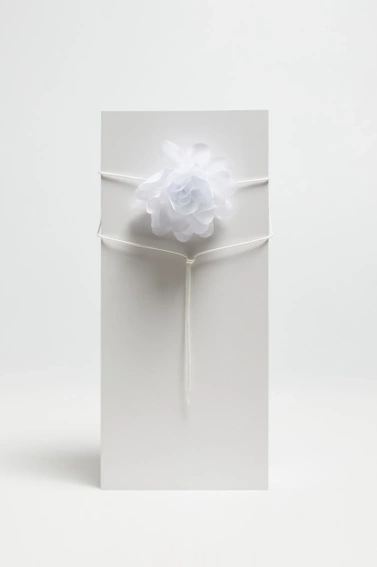 Wiązany choker z materiałowym kwiatem biały