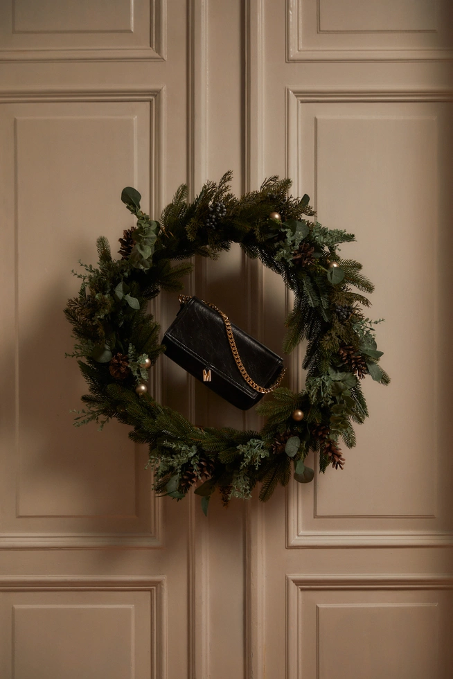 Elegancka torebka z łańcuchem czarna