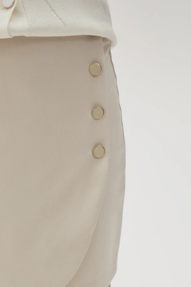 Spódnica z ozdobnymi guzikami beżowa