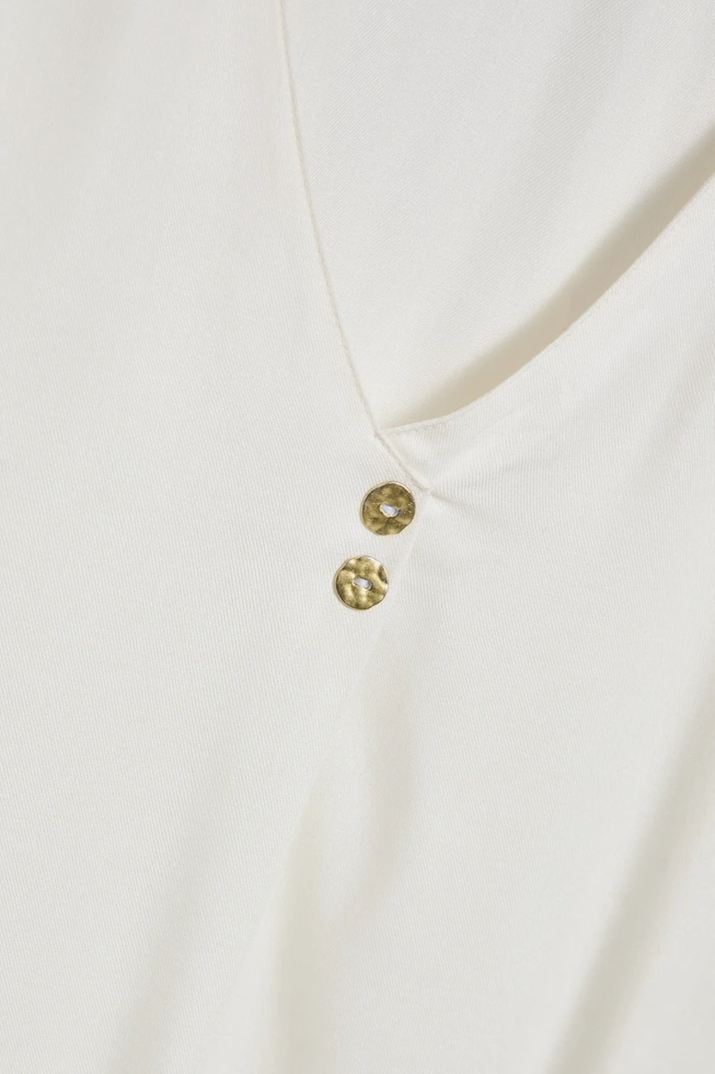 Koszula z dekoltem w serek i ozdobymi guzikami biała