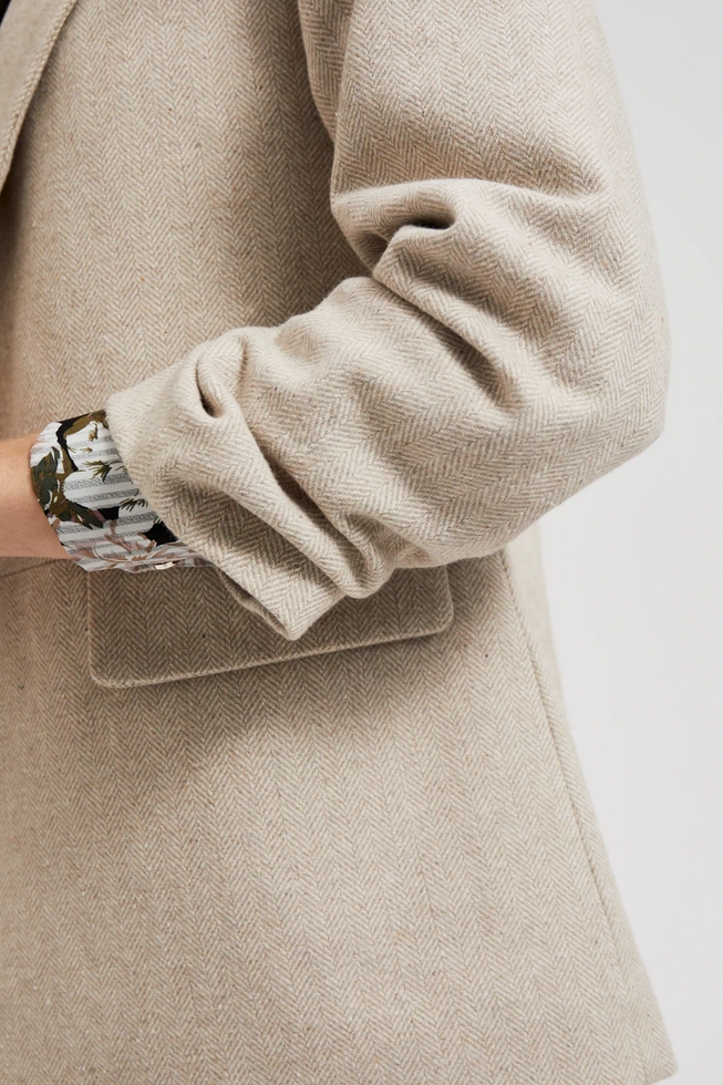 Gładka marynarka z marszczonymi rękawami 3/4 beżowa