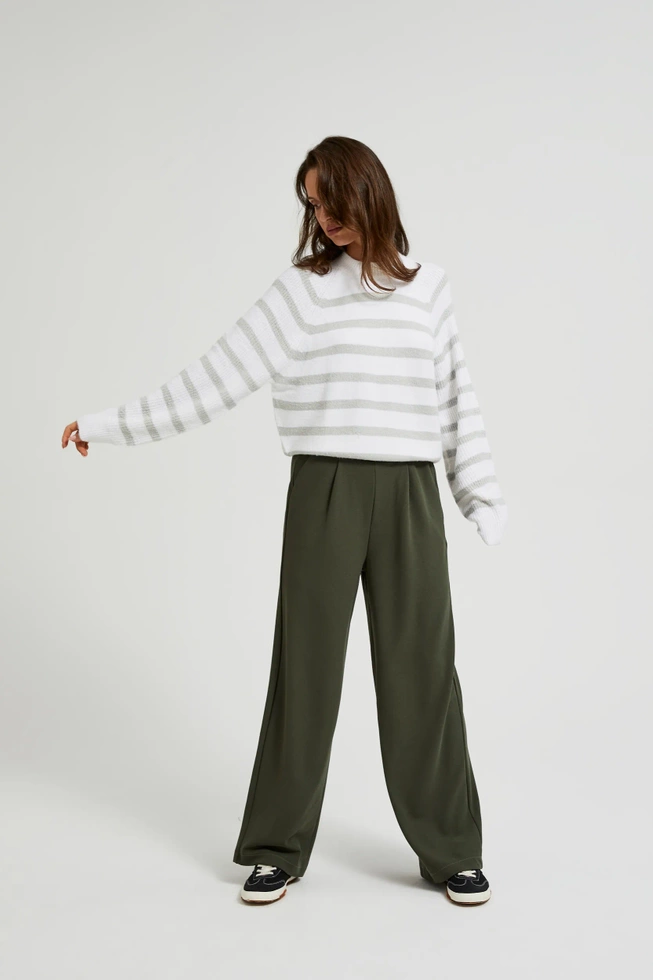 Sweter w szare paski biały