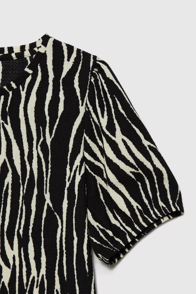 Wzorzysta bluzka z bufiastymi krótkimi rękawami czarna