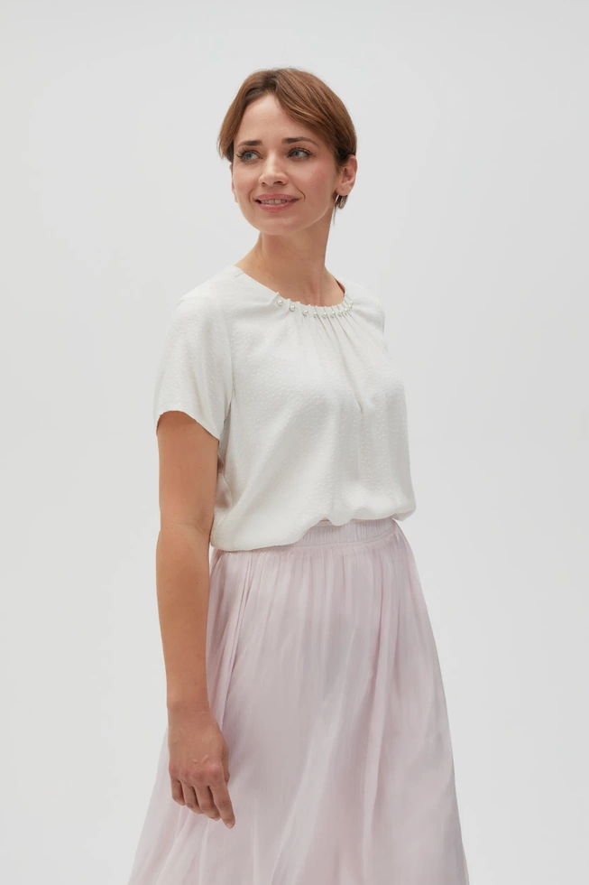 Koszula z ozdobnym dekoltem biała