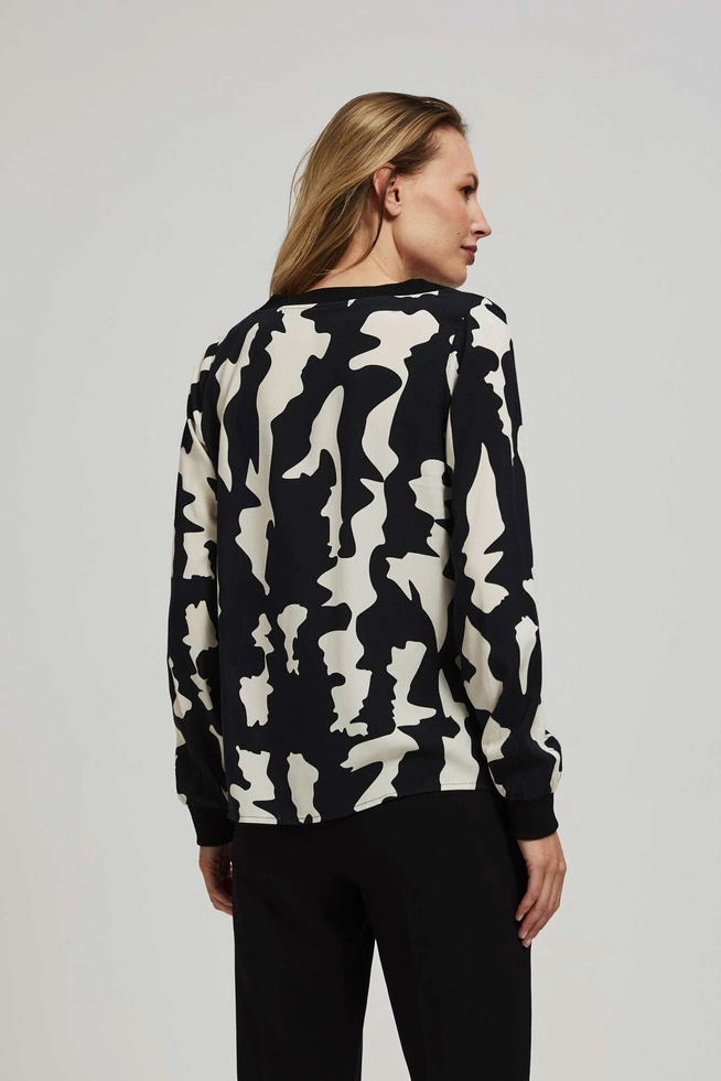 Wzorzysta koszula z dekoltem w serek czarna