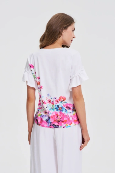 Bluzka z kwiatowym printem biała
