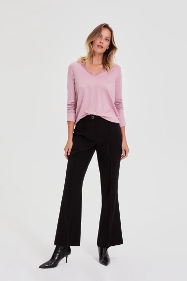 Sweter z koronkowym dekoltem różowy