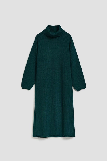 Swetrowa sukienka z golfem szmaragdowa