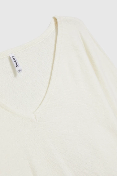 Sweter z dekoltem w serek ecru