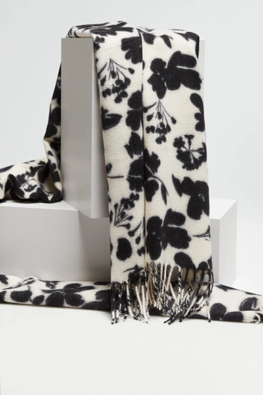 Szalik w kwiaty biały