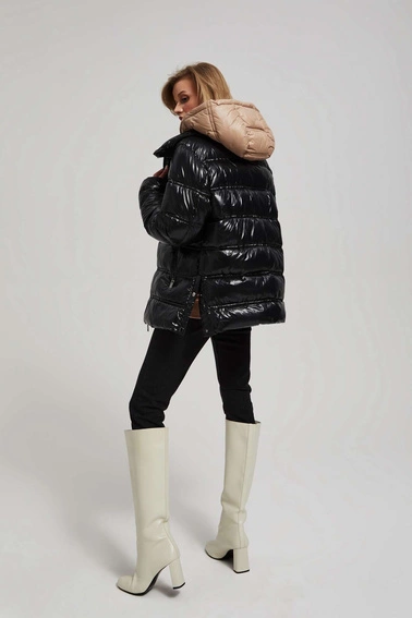 Krótka pikowana czarna kurtka z kapturem