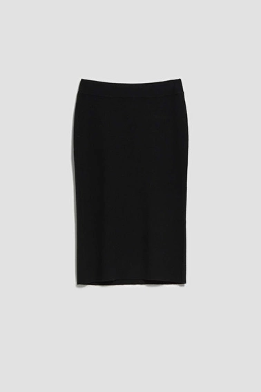 Ołówkowa spódnica o długości za kolano czarna