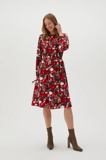 Sukienka w kwiaty z bufiastymi rękawami czerwona