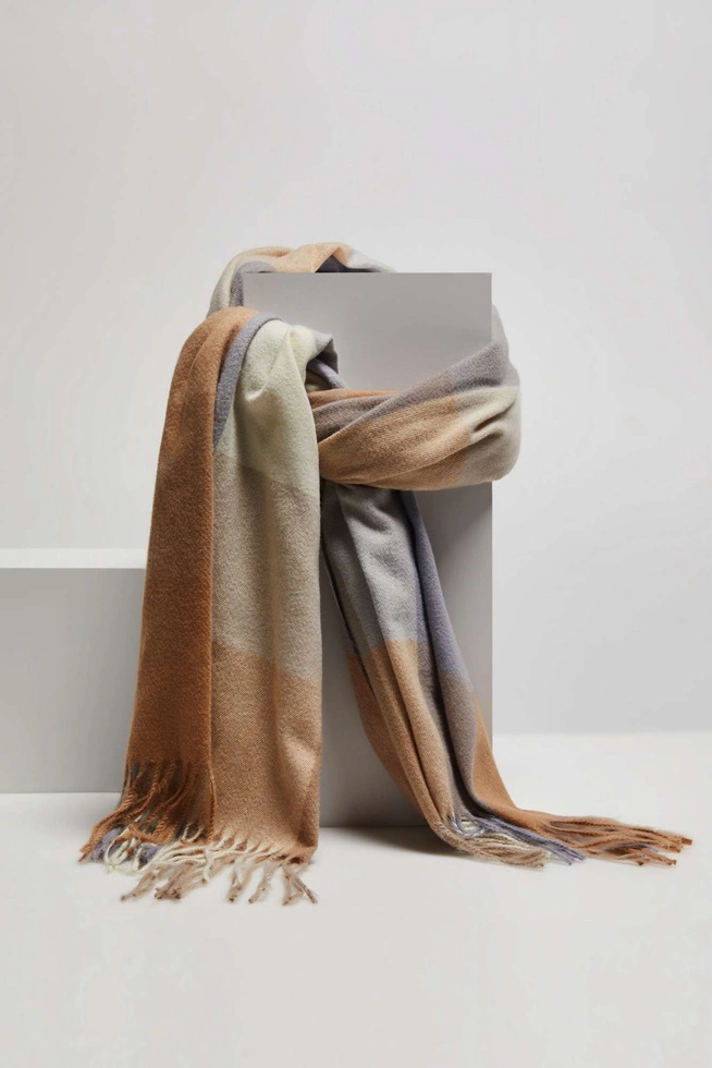 Szalik w kratę z frędzlami ciemnobeżowy