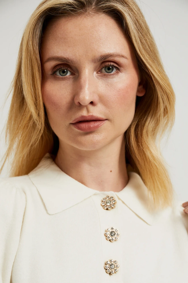 Sweter z krótkimi rękawami i ozdobnymi guzikami ecru