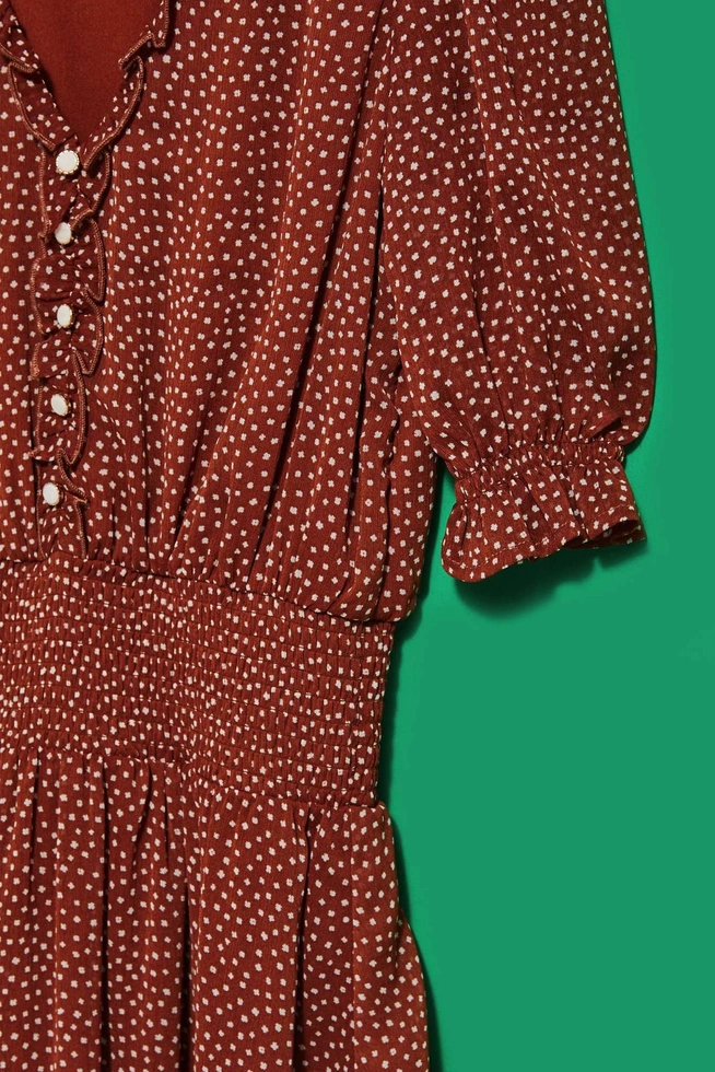 Sukienka w groszki z falbaną