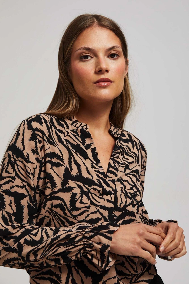 Wzorzysta koszula z dekoltem w serek ciemnobeżowa