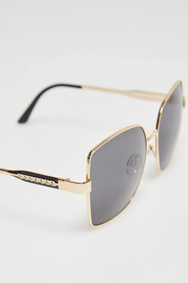 Okulary przeciwsłoneczne z czarnymi szkłami i metalowymi oprawkami 