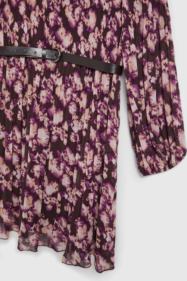 Plisowana sukienka z paskiem brązowa