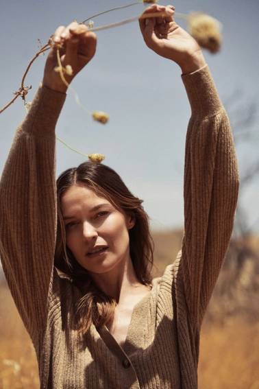 Kardigan zapinany na guziki z bufiastymi rękawami beżowy
