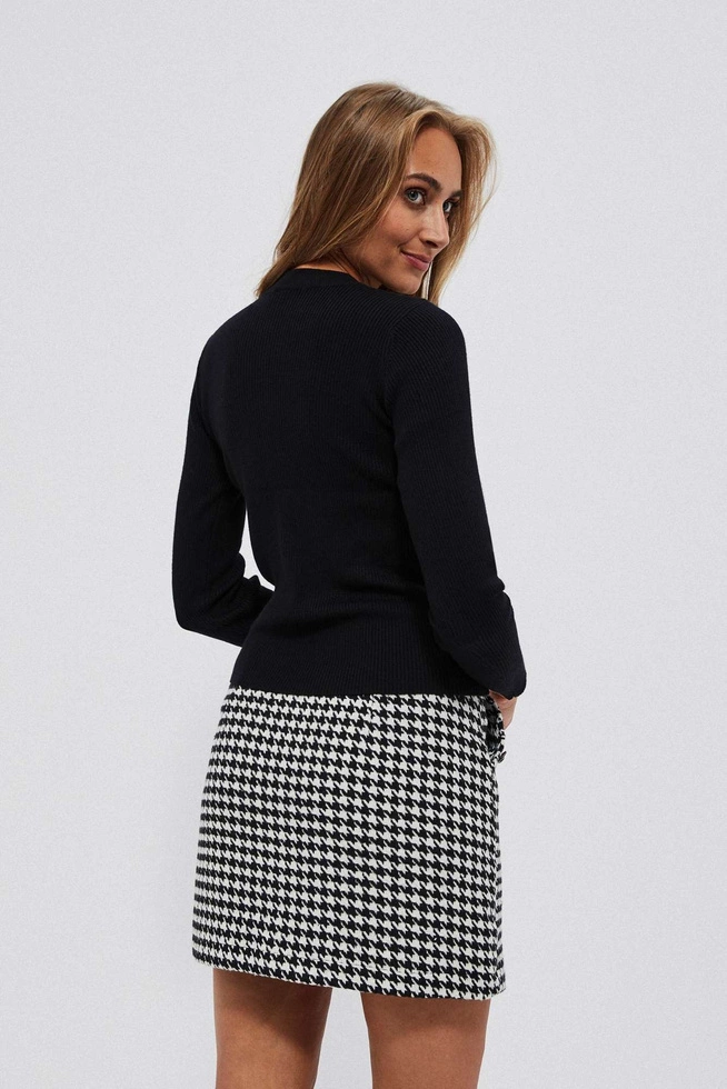 Sweter z ozdobnymi perełkami