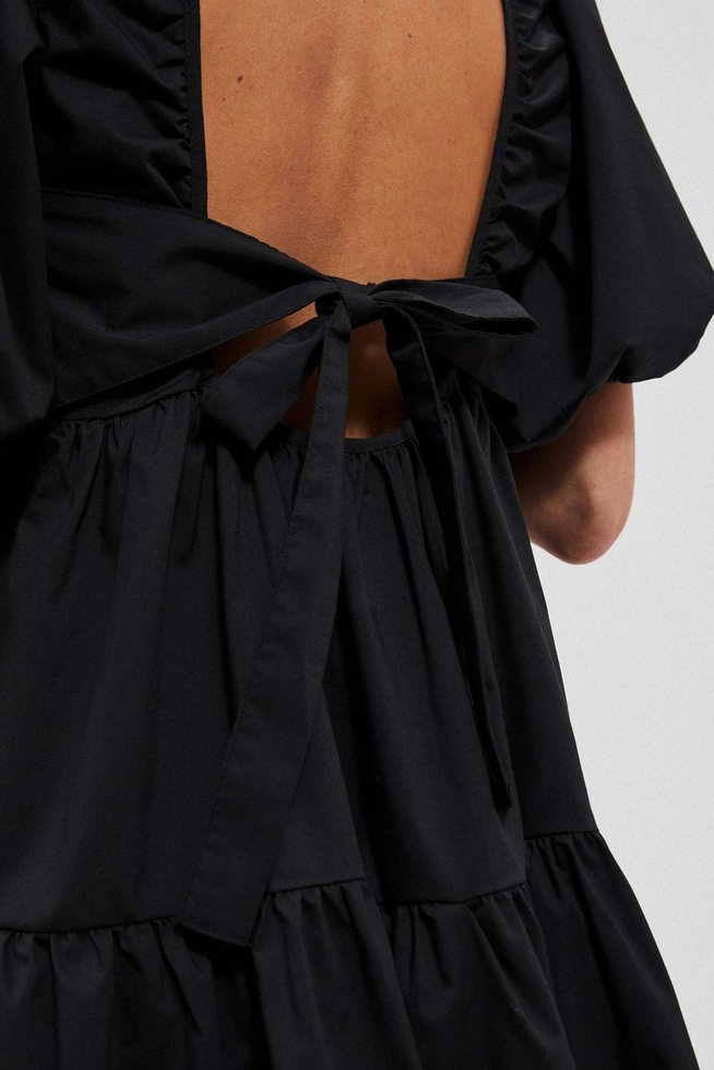 Sukienka z odkrytymi plecami