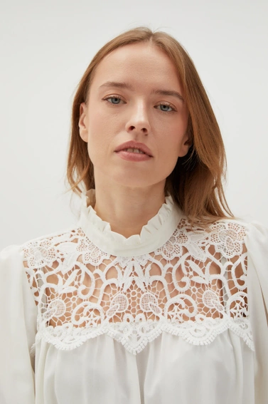 Koszula z koronką i bufiastymi rękawami biała