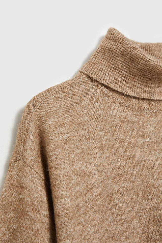 Sweter z golfem beżowy