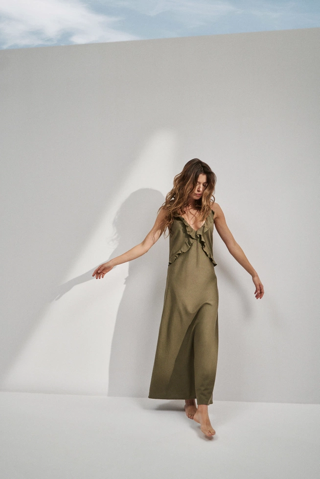 Wiskozowa sukienka z falbankami oliwkowa