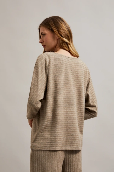 Sweter ozdobiony metaliczną nitką beżowy