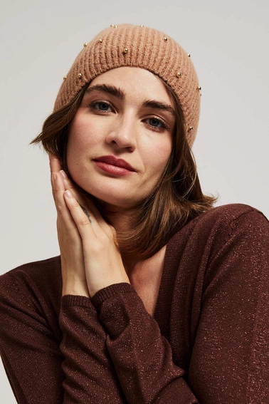 Dzianinowa czapka z koralikami