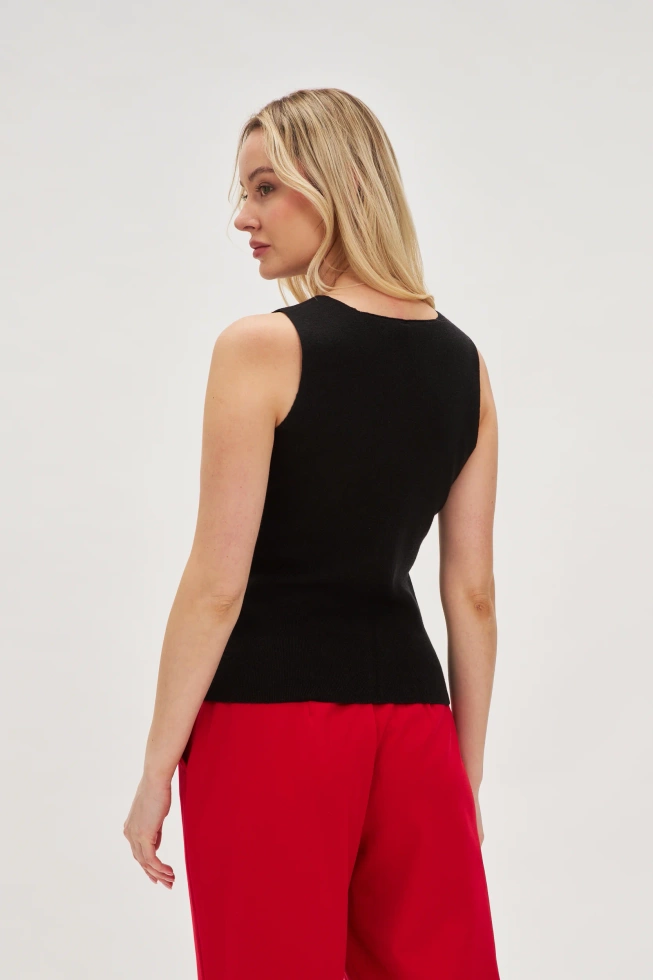 Dopasowany top z ozdobnymi guzikami czarny