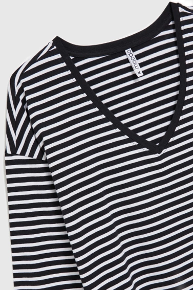 Bluzka w paski z opuszczonymi ramionami czarna