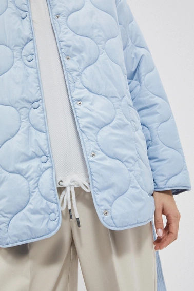 Pikowna kurtka z paskiem w talii błękitna