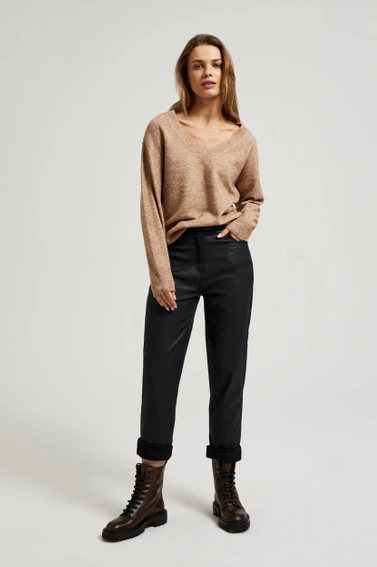 Sweter z dekoltem w serek o prostym kroju beżowy