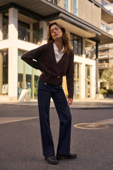 Kardigan z ozdobnym guzikiem brązowy