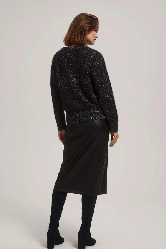 Sweter z dekoltem w serek i metaliczną nitką