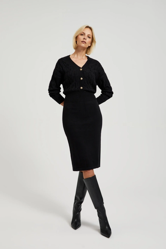 Dzianinowa sukienka ozdobiona guzikami czarna