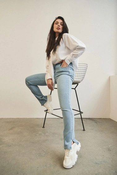 Jeansy z rozcięta nogawką