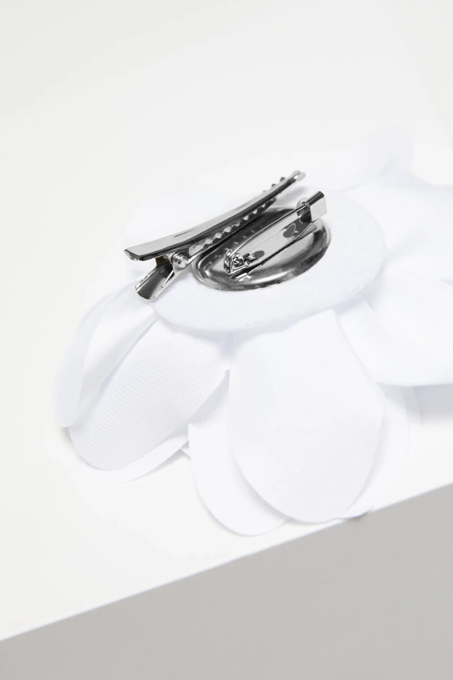 Broszka z materiałowym kwiatem biała