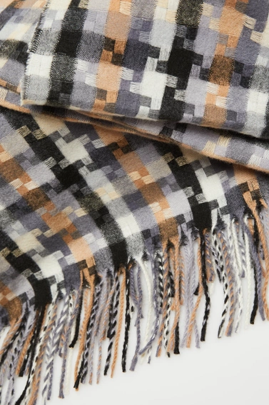 Ciepły szalik w kratę szary