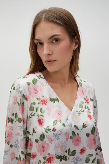 Koszula w kwiaty z dekoltem w serek biała