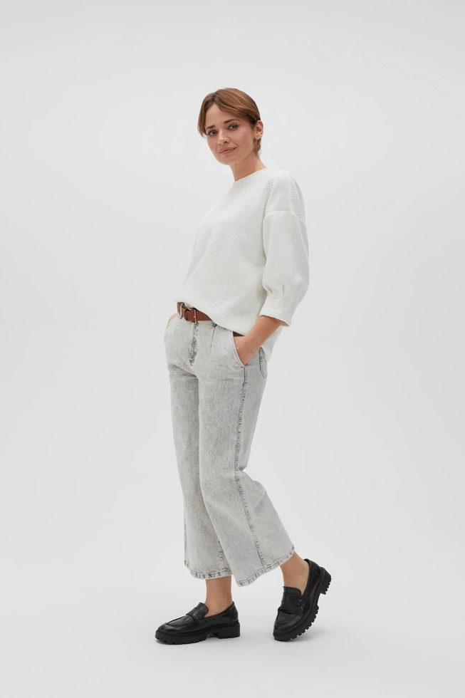 Bluza ze strukturalnego materiału biała