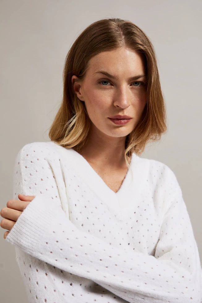 Ażurowy sweter biały