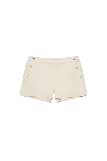 Szorty z ozdobnymi guzikami piaskowe