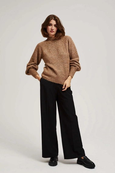 Sweter z golfem ozdobiony metaliczną nitką beżowy