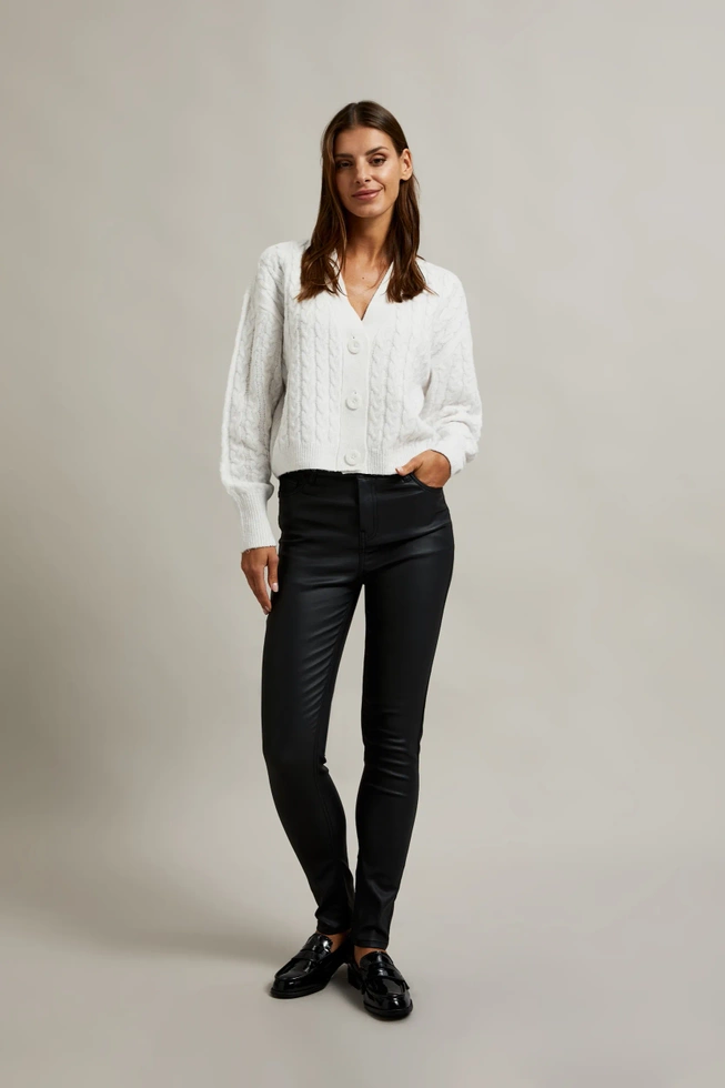 Krótki kardigan zapinany na guziki biały