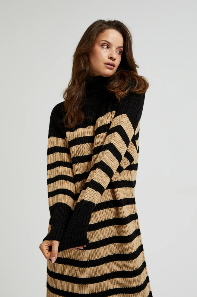 Dzianinowa sukienka w paski z golfem czarna